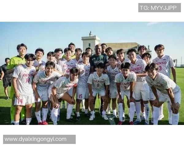 日本足球明星化身老人挑战年轻选手引发热议与关注 日本足球明星化身老人挑战年轻选手引发热议与关注